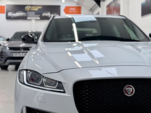 2020 Jaguar F-Pace 2.0 D180 Chequered Flag in White — image 5