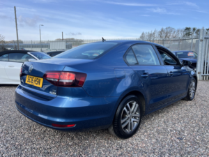 2016 Volkswagen Jetta 2.0 Tdi Bluemotion Tech Se in Blue — image 2