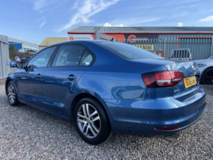 2016 Volkswagen Jetta 2.0 Tdi Bluemotion Tech Se in Blue — image 4