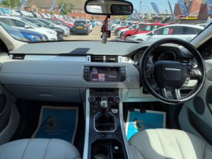 2011 Land Rover Range Rover Evoque 2.2 Sd4 Pure 4WD Euro 5 (s/s) 5dr in White — image 2