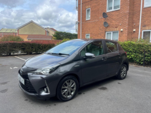 2020 Toyota Yaris 1.5 Vvt-H Icon E-CVT Euro 6 (s/s) 5dr in Grey — image 3