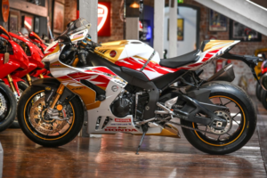2023 Honda Cbr1000rr Fireblade Sp John Mcguiness 100th Tt Race Start Replica No.17 in White — image 3