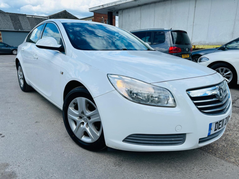 2011 Vauxhall Insignia 1.8 16v Exclusiv Euro 5 5dr in White — image 1