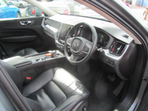 2021 Volvo Xc60 2.0 Momentum B5 (petrol) in Grey — image 3