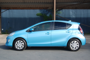 2015 Toyota Aqua Prius C Hybrid in Blue — image 4