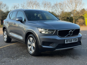 2019 Volvo Xc40 2.0 Momentum D3 in Grey — image 2