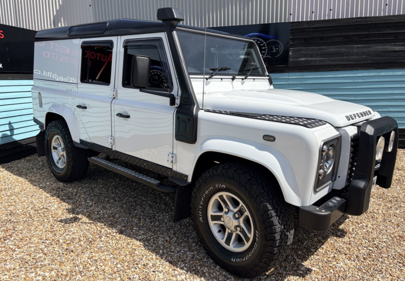 2015 Land Rover Defender 110 2.2 Tdci Xs Utility Wagon Double Cab 5dr Diesel Manual 4WD Mwb Euro 5 (122 Ps) in White — image 1