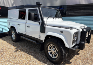 2015 Land Rover Defender 110 2.2 Tdci Xs Utility Wagon Double Cab 5dr Diesel Manual 4WD Mwb Euro 5 (122 Ps) in White — image 1