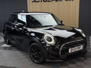 2021 MINI Hatch 1.5 3-Door Hatch Cooper Classic in Black — image 2