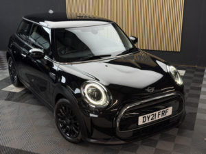 2021 MINI Hatch 1.5 3-Door Hatch Cooper Classic in Black — image 3