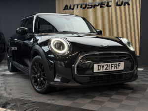 2021 MINI Hatch 1.5 3-Door Hatch Cooper Classic in Black — image 4