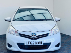 2012 Toyota Yaris 1.33 Dual Vvt-I Tr Multidrive S Euro 5 5dr in White — image 2