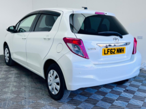 2012 Toyota Yaris 1.33 Dual Vvt-I Tr Multidrive S Euro 5 5dr in White — image 4