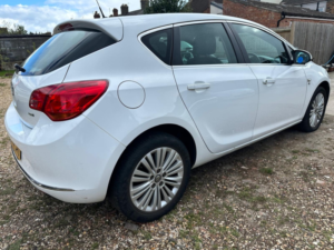 2014 Vauxhall Astra 1.7 Cdti Ecoflex Excite in White — image 2