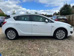 2014 Vauxhall Astra 1.7 Cdti Ecoflex Excite in White — image 4