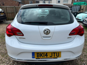 2014 Vauxhall Astra 1.7 Cdti Ecoflex Excite in White — image 5
