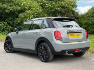 2019 MINI Hatch 1.5 Cooper Classic Hatchback 5dr Petrol Steptronic Euro 6 (s/s) (136 Ps) in Grey — image 3