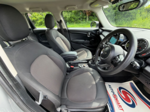2019 MINI Hatch 1.5 Cooper Classic Hatchback 5dr Petrol Steptronic Euro 6 (s/s) (136 Ps) in Grey — image 4
