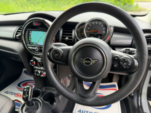 2019 MINI Hatch 1.5 Cooper Classic Hatchback 5dr Petrol Steptronic Euro 6 (s/s) (136 Ps) in Grey — image 5