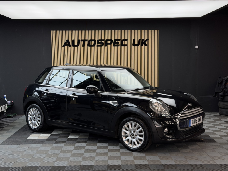 2015 MINI Hatch 1.5 5-Door Hatch Cooper D in Black — image 1