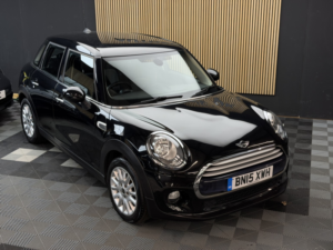 2015 MINI Hatch 1.5 5-Door Hatch Cooper D in Black — image 3