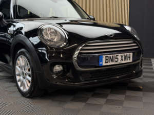 2015 MINI Hatch 1.5 5-Door Hatch Cooper D in Black — image 4