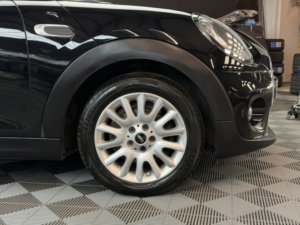 2015 MINI Hatch 1.5 5-Door Hatch Cooper D in Black — image 5