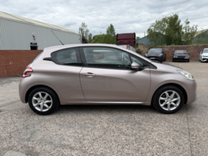 2013 Peugeot 208 1.0 Vti Active in Pink — image 5
