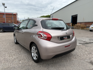 2013 Peugeot 208 1.0 Vti Active in Pink — image 6