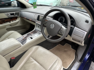 2010 Jaguar Xf 3.0 D V6 Premium Luxury in Blue — image 4