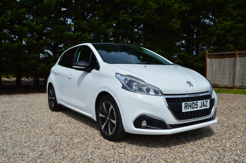 2018 Peugeot 208 1.2 Puretech Allure Premium in White — image 1