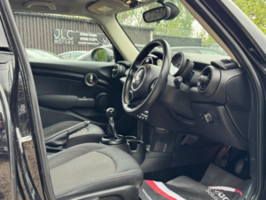 2017 MINI Hatch 1.5 Cooper Euro 6 (s/s) 5dr in Black — image 4