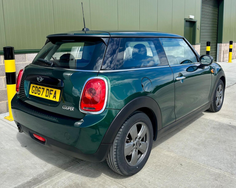 2017 MINI Hatch 1.5 Cooper Auto Euro 6 (s/s) 3dr in Green — image 1