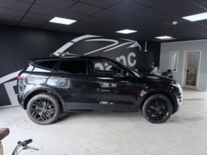 2020 Land Rover Range Rover Evoque 2.0 D180 Mhev R-Dynamic Se Auto 4WD Euro 6 (s/s) 5dr in Black — image 4