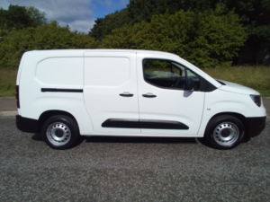 2021 Vauxhall Combo 1.5 Turbo D 2300 Edition in White — image 4