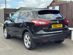 2016 Nissan Qashqai 1.2 Dig-T N-Connecta 2WD Euro 6 (s/s) 5dr in Black — image 2