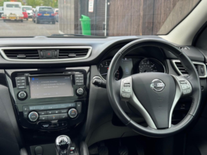 2016 Nissan Qashqai 1.2 Dig-T N-Connecta 2WD Euro 6 (s/s) 5dr in Black — image 4