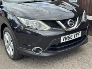 2016 Nissan Qashqai 1.2 Dig-T N-Connecta 2WD Euro 6 (s/s) 5dr in Black — image 6