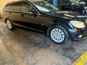 2009 Mercedes-Benz C Class 2.1 C220 Cdi Blueefficiency Elegance Auto Euro 5 5dr in Black — image 2
