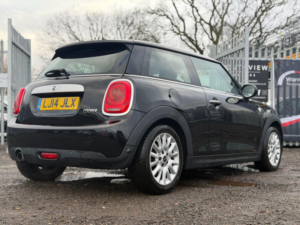 2014 MINI Hatch 1.5 Cooper Auto Euro 6 (s/s) 3dr in Black — image 4