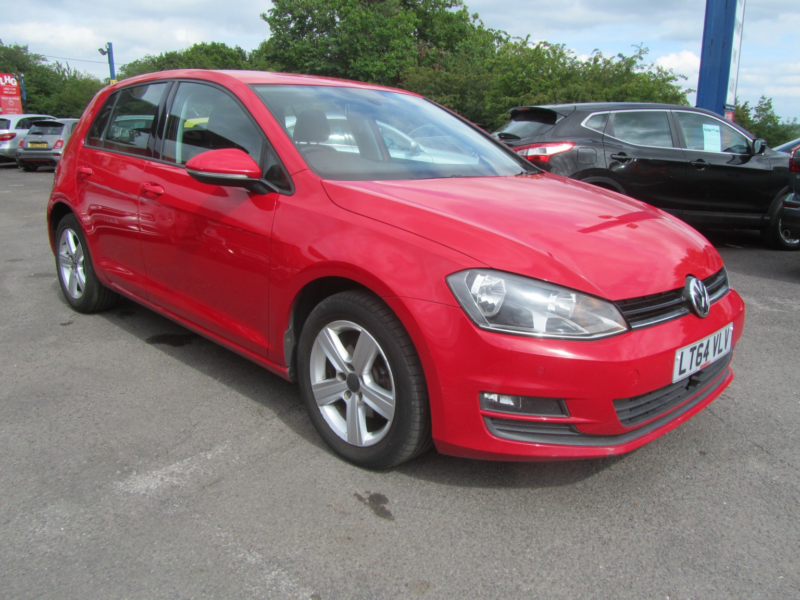 2014 Volkswagen Golf 1.6 Tdi Bluemotion Tech Match in Red — image 1