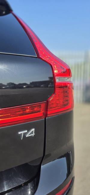 2019 Volvo Xc60 2.0 Momentum T4 in Black — image 6