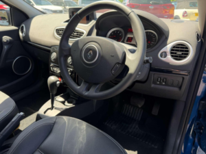 2011 Renault Clio 1.6 Vvt Initiale Tomtom Auto Euro 5 5dr in Blue — image 3