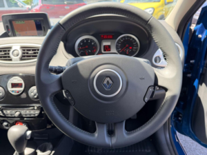 2011 Renault Clio 1.6 Vvt Initiale Tomtom Auto Euro 5 5dr in Blue — image 4