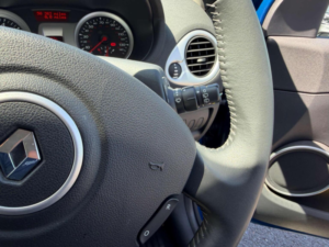 2011 Renault Clio 1.6 Vvt Initiale Tomtom Auto Euro 5 5dr in Blue — image 6