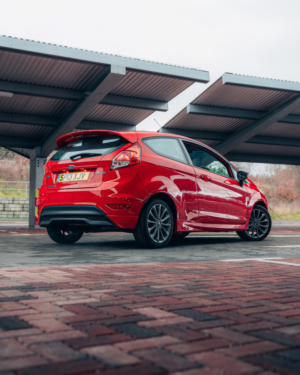 2013 Ford Fiesta 1.0l Zetec S Hatchback 3dr Petrol Manual Euro 5 (123 Bhp) in Red — image 4