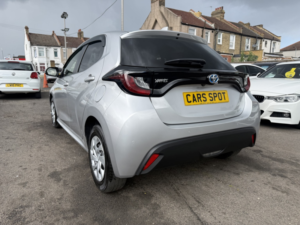 2021 Toyota Yaris 1.5 Vvt-H Design E-CVT Euro 6 (s/s) 5dr in Silver — image 4