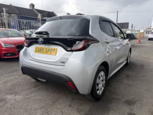2021 Toyota Yaris 1.5 Vvt-H Design E-CVT Euro 6 (s/s) 5dr in Silver — image 5