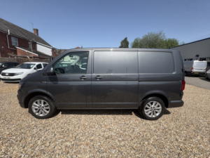 2016 Volkswagen Transporter 2.0 Tdi T28 Bluemotion Tech Highline in Grey — image 6