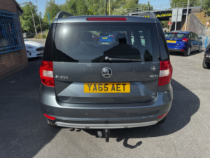 2015 Skoda Yeti 2.0 Tdi Se in Grey — image 4